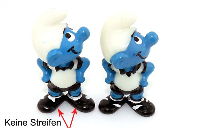 Verwarnter Schlumpf, wo die beiden Innenstreifen auf den Schuhen nicht bemalt wurden