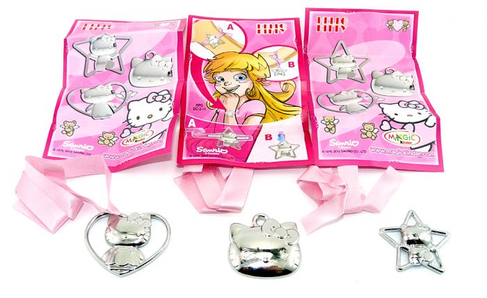 Hello Kitty Set von 3 Metallanhängern. Mini Gran Sorpresa von 2012 mit allen Beipackzetteln 