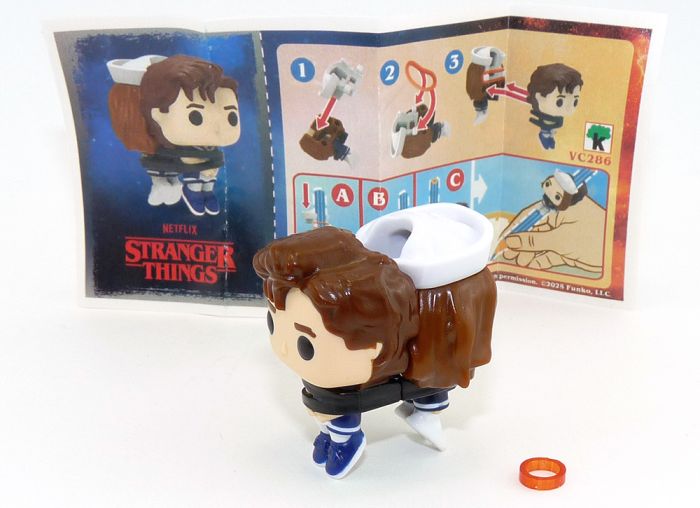 Steven und Robin aus der Serie Stranger Things mit Zettel (Kennung VC286) 