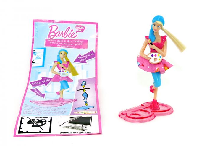 Künstlerin mit Beipackzettel aus der Serie Barbie I CAN BE