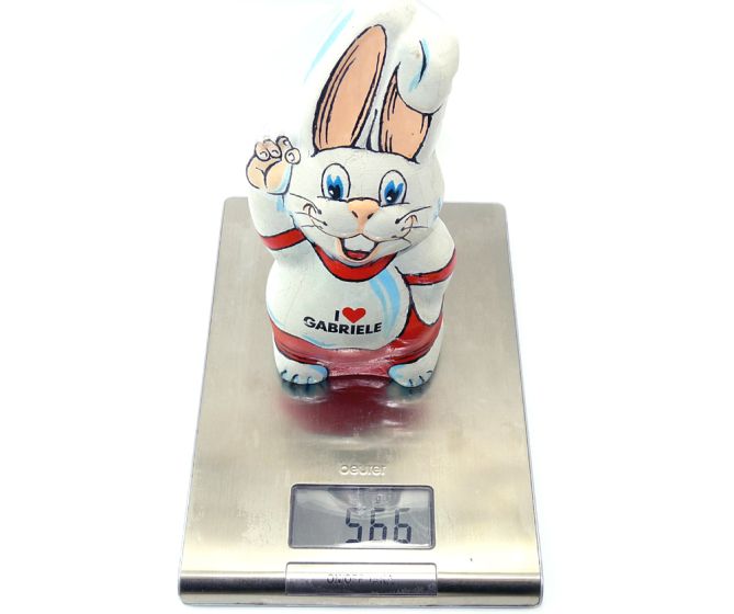 Persönliches Mitarbeiter Geschenk von Ferrero. Osterhase aus Gips personalisiert.