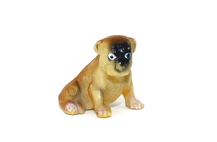 Kleiner Boxer Hund in der göße von 20mm sitzend