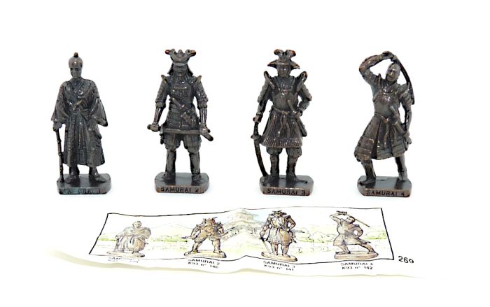 Metallfigurensatz "Japanische Samurai um 16. Jahrhundert". Alle 4 Figuren der Serie in dunkel mit Zettel