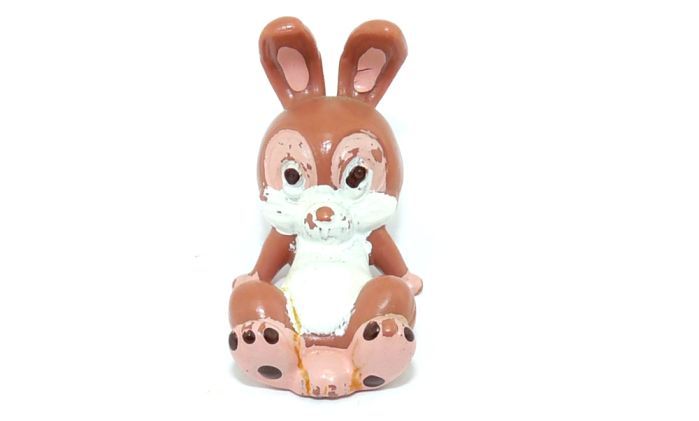 Hase Puuh liegend, wo die Pfoten nur punktuell betupft sind und das 3 mal pro Pfote (Bemalungs - Variante)