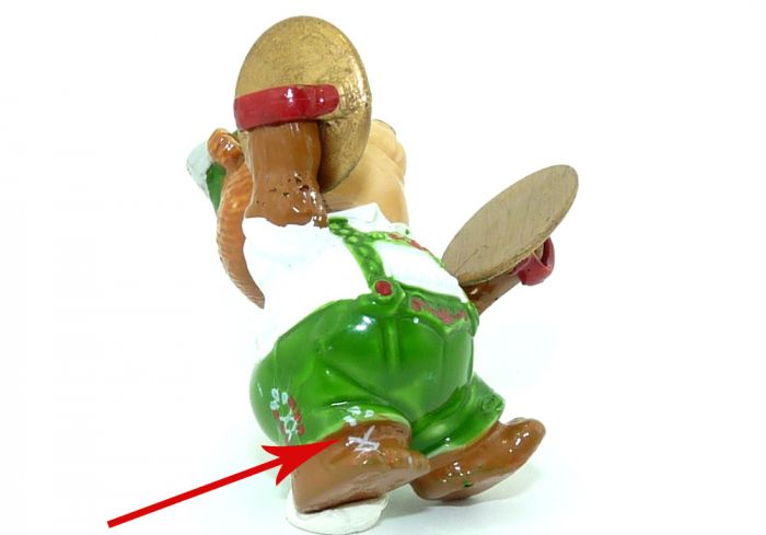 Berti Beckenhauer, wo ein drittes Hosenmuster auf dem Fuß ist (Ü-Ei Variante)