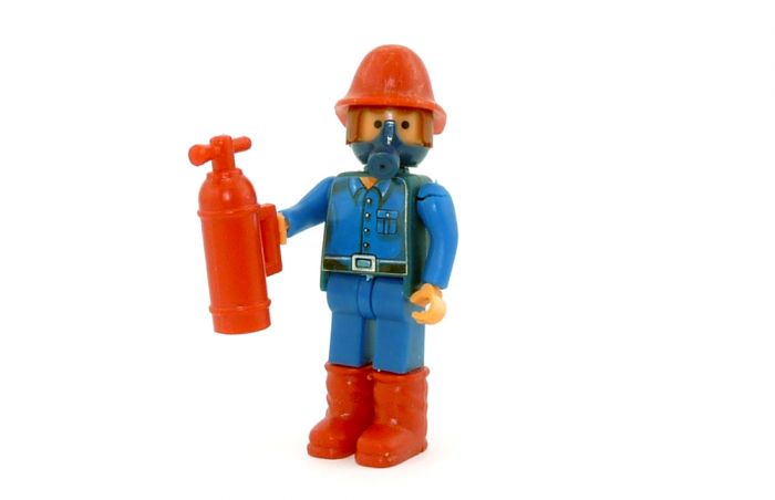 Feuerwehrmann mit Feuerlöscher (Alte Ü-Ei Figuren)