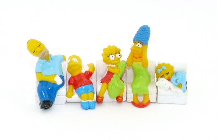 Familie Simpsons als Figuren auf dem Sofa von 1991