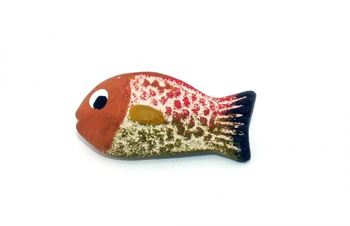 Fisch aus Ton mit dunklem Gesicht. Farbe rot  - olivgrün (Alte Ü-Ei Inhalte)