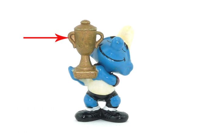 Spielführer Schlumpf, wo ein Henkel vom Pokal mit Farbe gefüllt ist