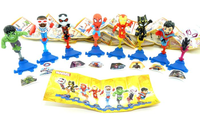 Set von Marvel Super Heroes 2024. Alle 8 Figuren der Serie mit Aufklebern und Beipackzetteln