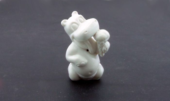 Weißer Rohling von Schlecker Schorschi von 1988 mit Gußfehler "Loch neben der Zunge"