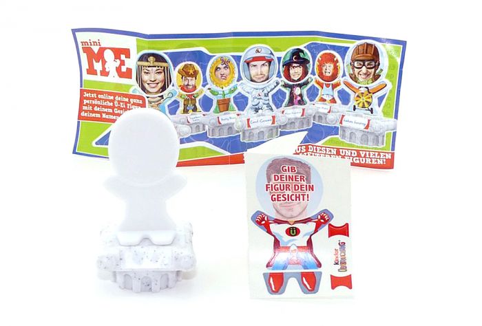 MINI ME als Superheld mit Aufkleber aus dem Ü-Ei