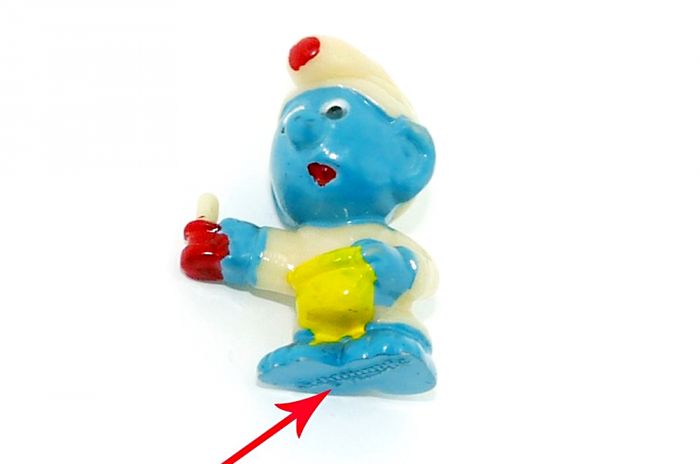 Schlafmützenschlumpf der von unten bemalt ist und die Nachttopf gelb ist