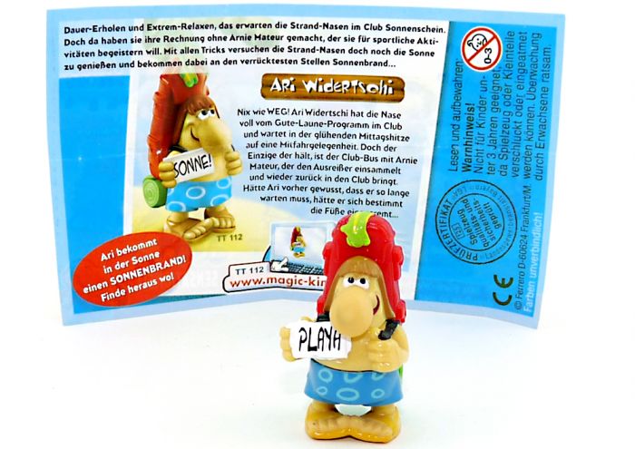 Ari Widertschi mit dem Schild "PLAYA" + Beipackzettel (Die Strandnasen)