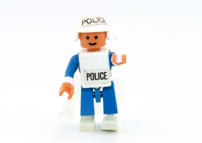 Polizist mit STOP Kelle in blau (Dreieckskörper)
