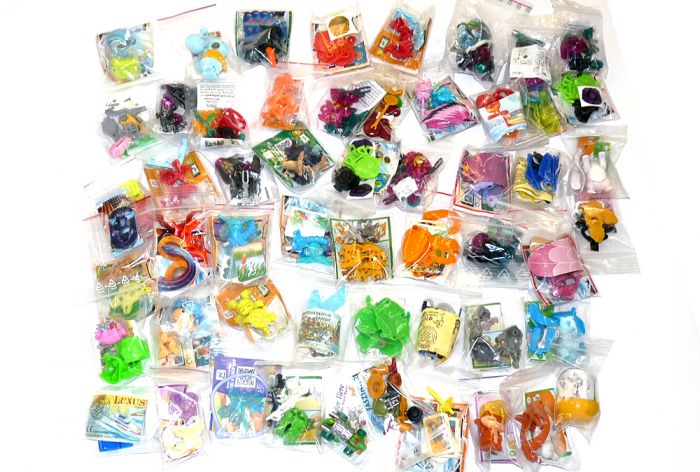 Über 50 Spielzeuginhalte aus dem Überraschungsei frisch verpackt in Einzeltüten.