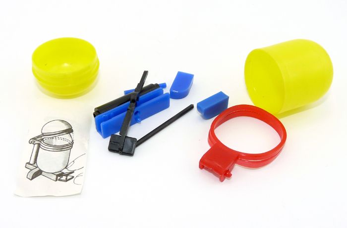 Der Abfalleimer. Ungebaut und komplett mit Zettel und Ei Kapsel