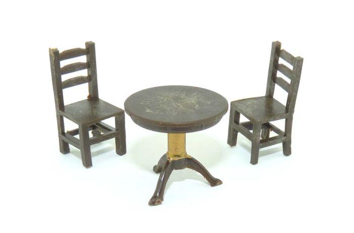 Tisch und zwei Stühle - Möbel und Haushaltsgegenstände 1976