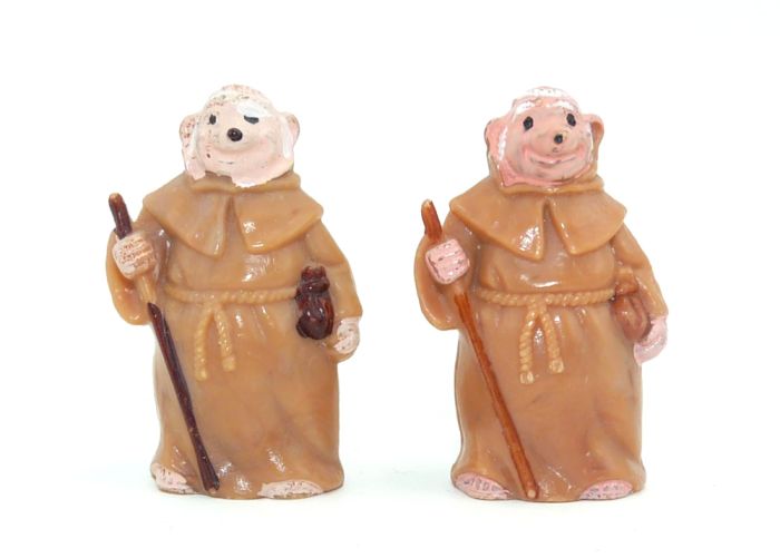 Bruder Tuck mit intensiver rosa Bemalung "Ü-Ei Farbvariante". Links ist die Serienfigur zu sehen. Stab und Geldbeutel selhr hellbraun