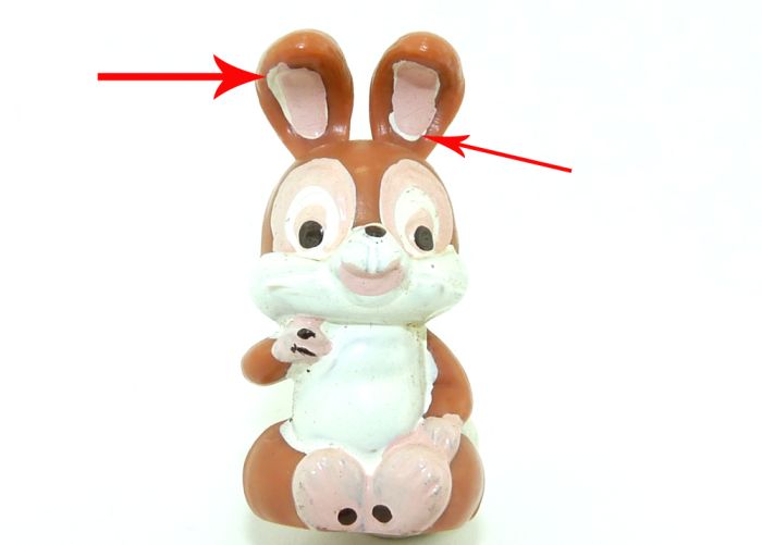 Hase Puuh sitzt, wo die Ohren weiß untermalt wurden (Ü-Ei Bemalungs - Variante)