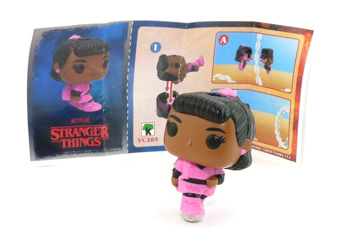 Erica aus der Serie Stranger Things mit Zettel (Kennung VC286)