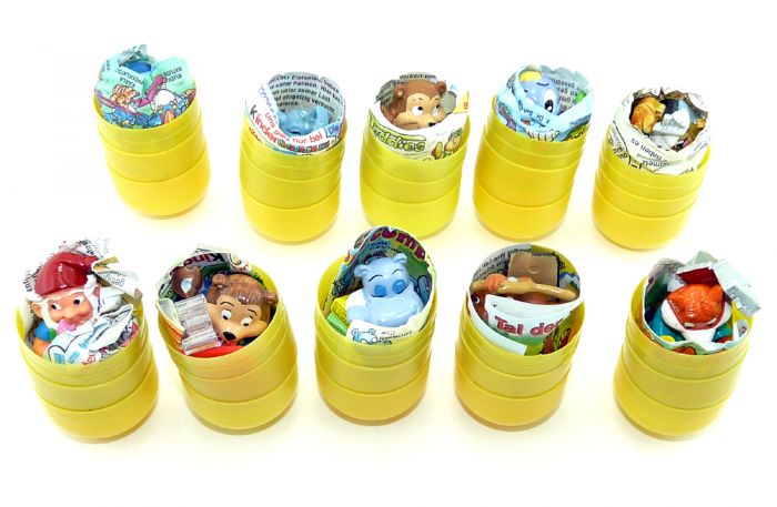 Kinder Überraschungsei Paket mit 10 geschlossenen Kapseln aus den 90ern und 2000er-Jahren Hartplastikfiguren