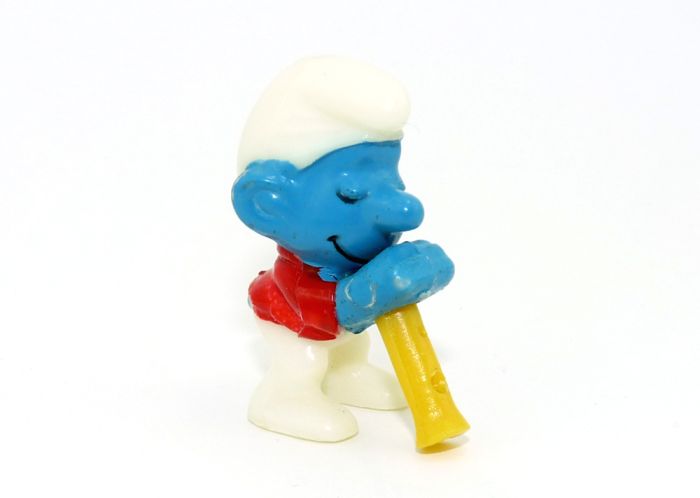 Flötenschlumpf mit zwei großen und einem kleinen Loch. Aus der Serie = Erkennst Du Deinen Schlumpf