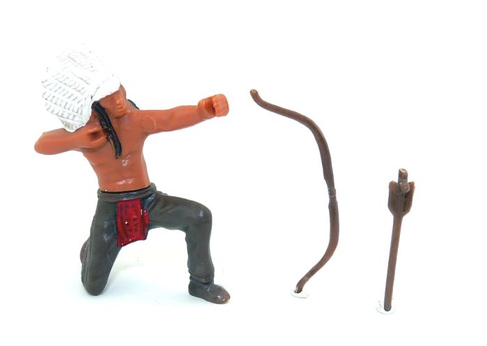 Indianer sitzt mit Pfeil und Bogen aus der Serie (Indianer mit Waffen von 1981- Zustand Top)