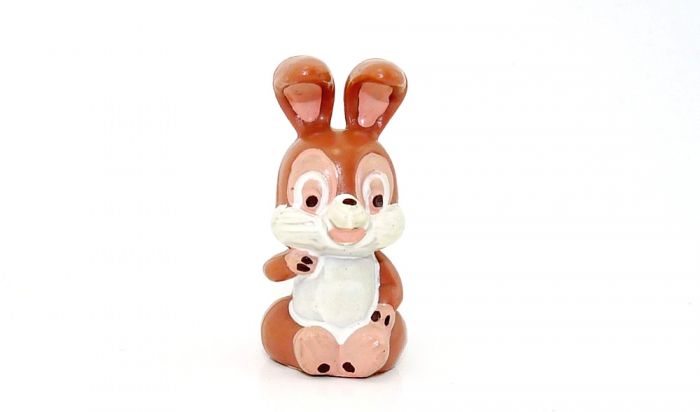 Hase Puuh sitzt, wo die linke Pfote bemalt ist (Ü-Ei Variante)