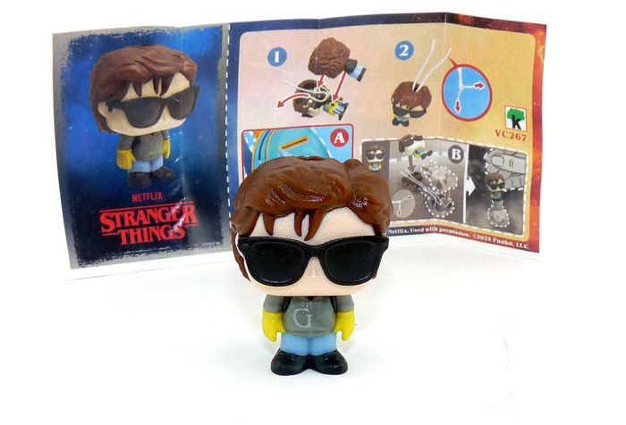 Steve aus der Serie Stranger Things mit Zettel und Bändchen (Kennung VC267)