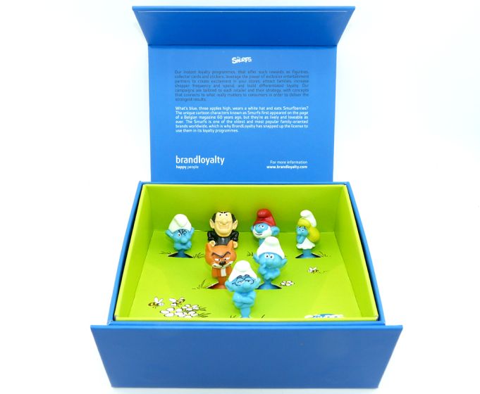 Blaue Stikeez Box von Smurf. Enthalten sind 7 Figuren (Vertreter Box)