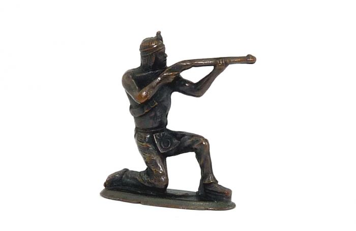 Indianer sitzt mit Gewehr. Erscheinungsjahr 1974 (Metallfigur)