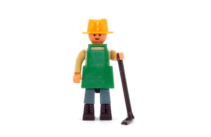 Gärtner (hell) mit Harke und gelben Hut (Steckfigur)