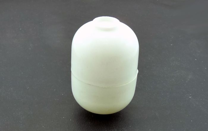 Weißes Plastik-Ei von den Peppy Pingos, glatter Oberfläche