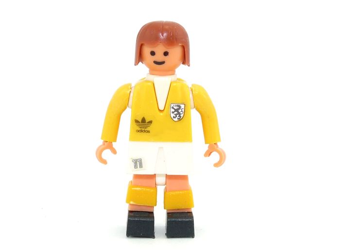 Freizeitsportler Fußballspieler Nummer 11 mit gelben Trikot und Stutzen