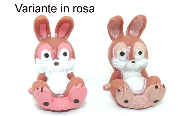 Hase Puuh liegt mit rosa - rötlicher Bemalung aus der Serie Tao Tao und seine Freunde (Farbvariante)