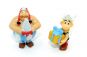 Asterix und Obelix die beiden Freunde zusammen mit Geschenken aus der Serie "Asterix Geburtstag"
