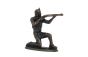 Indianer sitzt mit Gewehr. Erscheinungsjahr 1974 (Metallfigur)