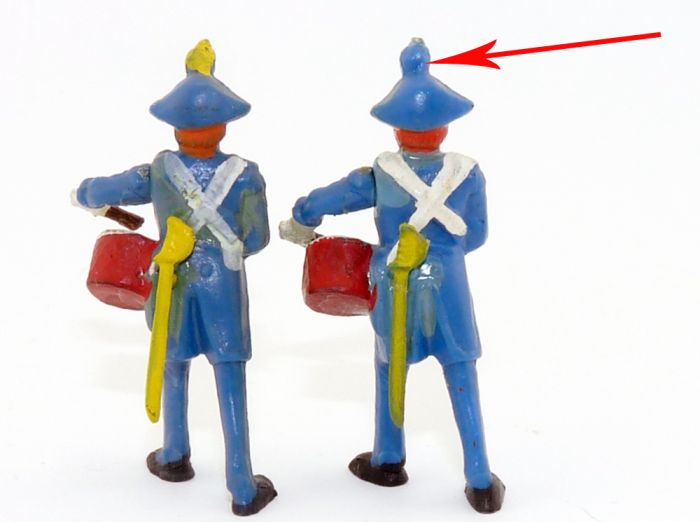 Soldat der Trommler mit Säbel, wo die Feder von der Rückseite nicht gelb bemalt ist (Ü-EI Variante)