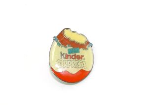 Überraschungseier Pin von Kinder SURPRISA welches oben offen ist