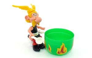 Asterix Steckfigur mit Kochkessel sitzend. 6 Aufkleber. Asterix 1991 EU