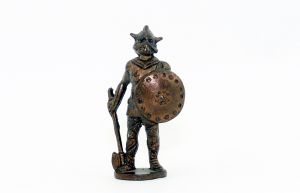 Wikinger aus Kupfer mit Axt und Schild (Metallfiguren)