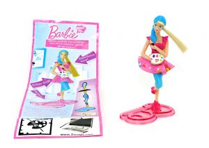 Künstlerin mit Beipackzettel aus der Serie Barbie I CAN BE
