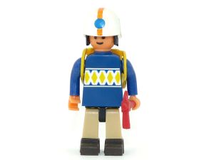 Bergsteiger in blau mit weißen Helm und Eispickel in rot, Rucksack hell (Menschen in der Natur von 1988)