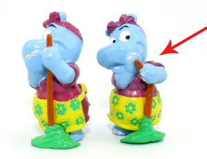 Klara Klatschmaul mit krummen Besenstiel. Arm steckt ist im falschen Winkel in der Figur
