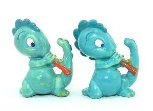Melodino von den Drolly Dinos mit brauner Flöte (Farbvariante)