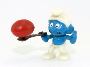 Eierlaufschlumpf mit Löffel und dunkelrotem Ei in erstklassischem Zustand mit Eierlei Garantieschein