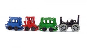 Schwarze Metall Lok mit 3 Waggons in grün, rot und blau
