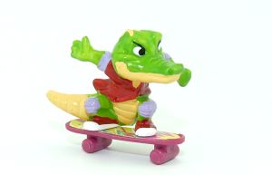 Europa Figur von Benny Beule, wo beim Skateboard die Rollen fest sind (Serie Crazy Crocos)