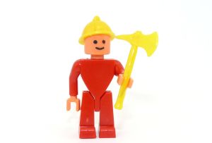 Dreieckskörper, roter Feuerwehrmann mit Axt und Helm